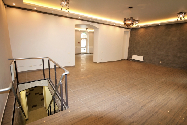 Sludinājumi. Pārdod gaišas plašas komerctelpas Rīgas centrā. Aktīvs rajons, liela cilvēku un automašīnu plūsma. Cena: 495000 EUR Foto #5