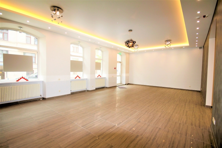 Sludinājumi. Pārdod gaišas plašas komerctelpas Rīgas centrā. Aktīvs rajons, liela cilvēku un automašīnu plūsma. Cena: 495000 EUR Foto #1