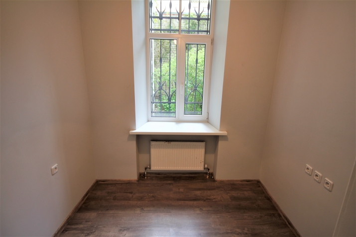 Sludinājumi. Pārdod gaišas plašas komerctelpas Rīgas centrā. Aktīvs rajons, liela cilvēku un automašīnu plūsma. Cena: 495000 EUR Foto #7