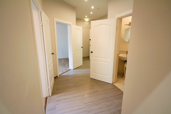 Sludinājumi. Pārdod gaišas plašas komerctelpas Rīgas centrā. Aktīvs rajons, liela cilvēku un automašīnu plūsma. Cena: 495000 EUR Foto #3