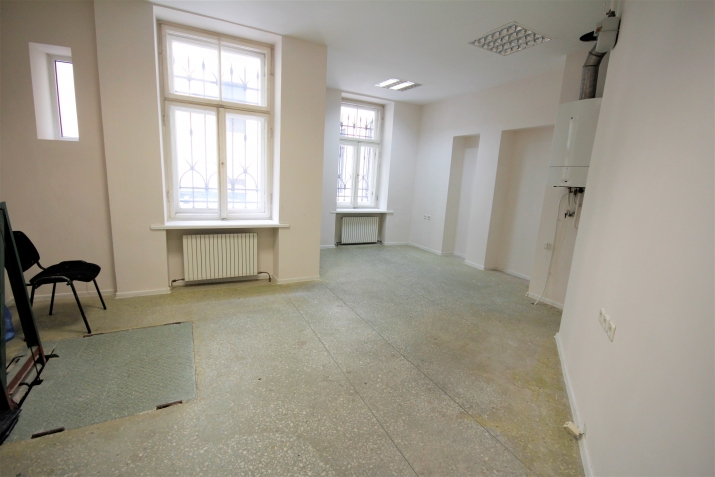 Sludinājumi. Pārdod gaišas plašas komerctelpas Rīgas centrā. Aktīvs rajons, liela cilvēku un automašīnu plūsma. Cena: 495000 EUR Foto #6