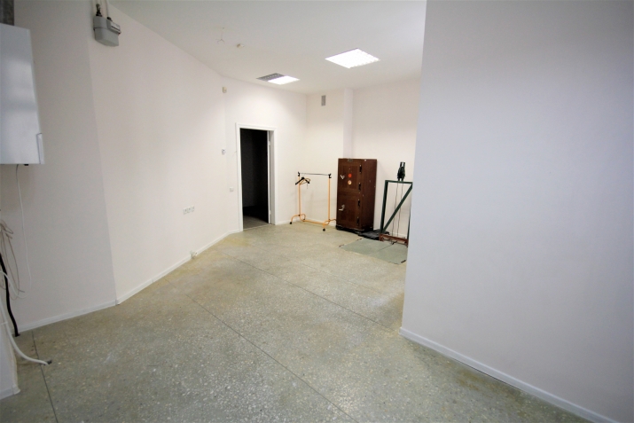 Sludinājumi. Pārdod gaišas plašas komerctelpas Rīgas centrā. Aktīvs rajons, liela cilvēku un automašīnu plūsma. Cena: 495000 EUR Foto #8