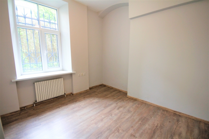 Sludinājumi. Pārdod gaišas plašas komerctelpas Rīgas centrā. Aktīvs rajons, liela cilvēku un automašīnu plūsma. Cena: 495000 EUR Foto #9