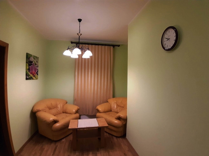 Sludinājumi. Ilgtermiņā izīrē mājīgu un siltu 2 izolētu istabu dzīvokli blakus t/c Bērnu pasaule.   + 2 izolētas Cena: 550 EUR/mēn Foto #1