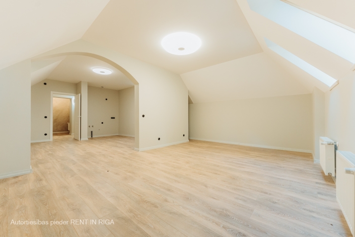 Sludinājumi. Tiek pārdots dzīvoklis svaigi izremontētā mājā Mežaparkā.  Divstāvīgs dzīvoklis mājas otrajā un Cena: 158400 EUR Foto #3