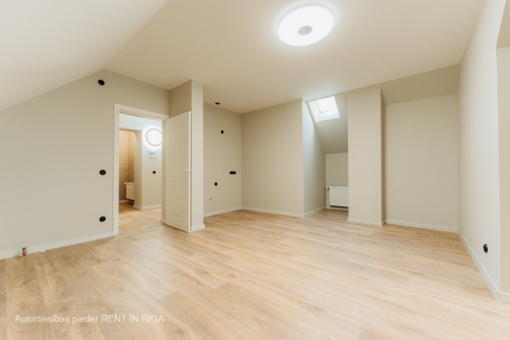 Sludinājumi. Tiek pārdots dzīvoklis svaigi izremontētā mājā Mežaparkā.  Divstāvīgs dzīvoklis mājas otrajā un Cena: 158400 EUR Foto #2