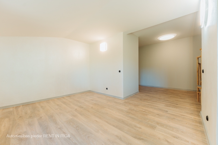 Sludinājumi. Tiek pārdots, gaišs, mājīgs dzīvoklis svaigi izremontētā mājā Mežaparkā.  Divu līmeņudzīvoklis Cena: 186450 EUR Foto #2