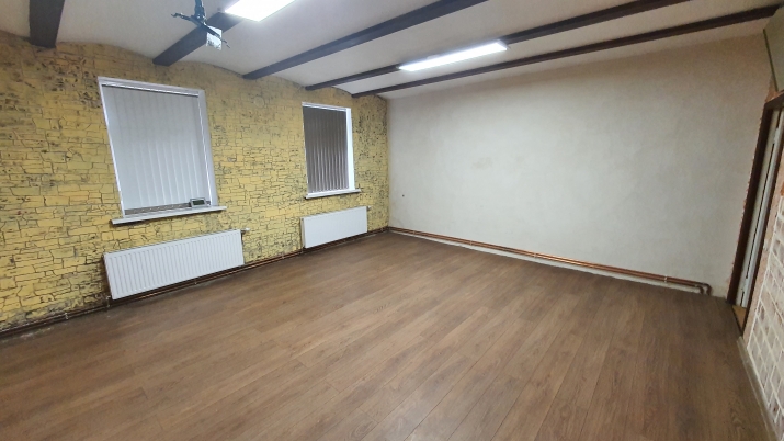 Sludinājumi. Tiek pārdota biroju ēka un zeme.  Pārdotas tiek 2/3 no kopīpašuma. Ēkas kopējā platība ir 780 m2 un Cena: 230000 EUR Foto #7