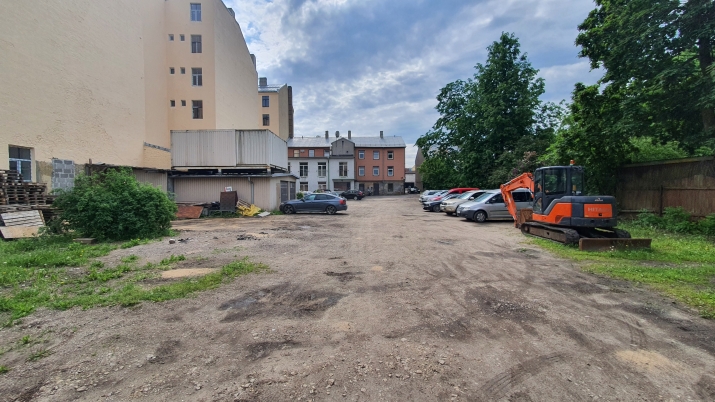 Sludinājumi. Tiek pārdota biroju ēka un zeme.  Pārdotas tiek 2/3 no kopīpašuma. Ēkas kopējā platība ir 780 m2 un Cena: 230000 EUR Foto #3