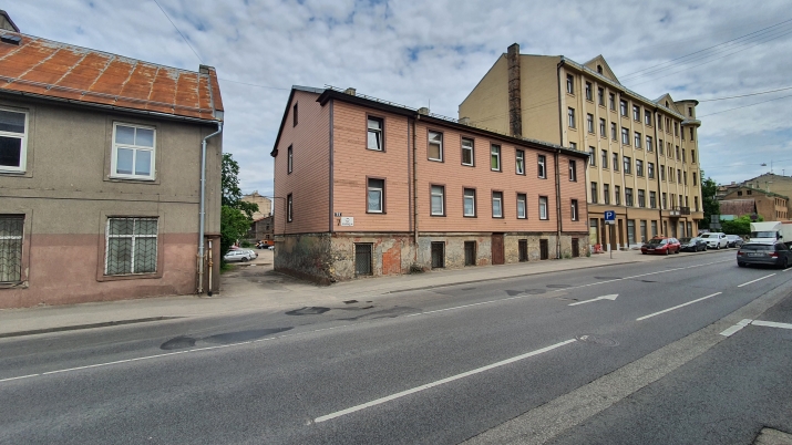 Sludinājumi. Tiek pārdota biroju ēka un zeme.  Pārdotas tiek 2/3 no kopīpašuma. Ēkas kopējā platība ir 780 m2 un Cena: 230000 EUR Foto #2