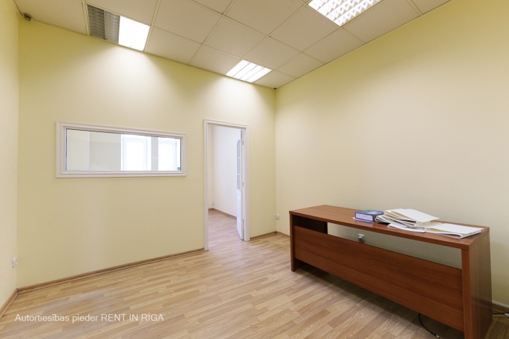 Sludinājumi. Citadeles un Muitas ielu krustojums, ar ieeju no Citadeles ielas.  Ēkas 6. stāvs ar liftu. Telpu Cena: 316 EUR/mēn Foto #2