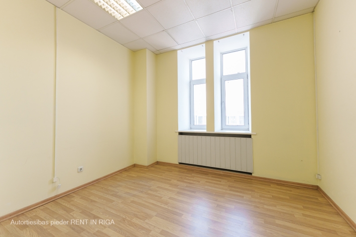 Sludinājumi. Citadeles un Muitas ielu krustojums, ar ieeju no Citadeles ielas.  Ēkas 6. stāvs ar liftu. Telpu Cena: 316 EUR/mēn Foto #3