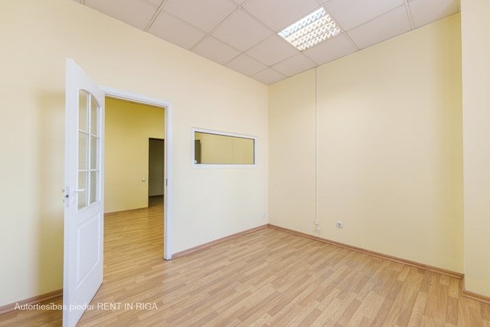 Sludinājumi. Citadeles un Muitas ielu krustojums, ar ieeju no Citadeles ielas.  Ēkas 6. stāvs ar liftu. Telpu Cena: 316 EUR/mēn Foto #4