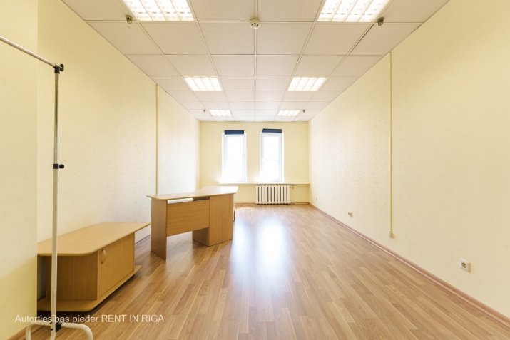 Sludinājumi. Citadeles un Muitas ielu krustojums, ar ieeju no Citadeles ielas.  Ēkas 6. stāvs ar liftu. Telpu Cena: 316 EUR/mēn Foto #6