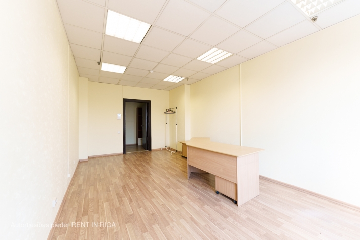 Sludinājumi. Citadeles un Muitas ielu krustojums, ar ieeju no Citadeles ielas.  Ēkas 6. stāvs ar liftu. Telpu Cena: 316 EUR/mēn Foto #7