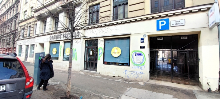 Sludinājumi. Tiek pārdotas lieliskas komerctelpas Rīgas centrā, vēsturiskas ēkas pirmajā stāvā. 6 stāvu mūra Cena: 135000 EUR Foto #3