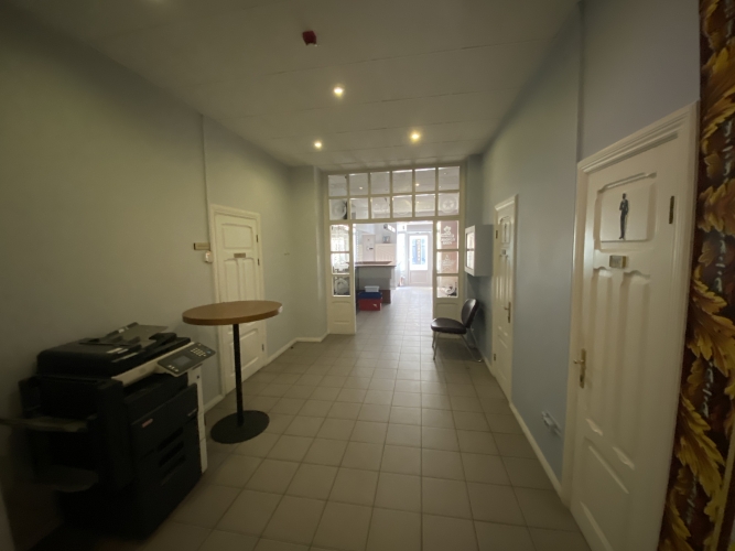 Sludinājumi. Atsevišķa ēka ar privātu teritoriju/ stāvvietām centrā.  Īpašumam ir lielisks potenciāls tikt Cena: 8183 EUR/mēn Foto #8