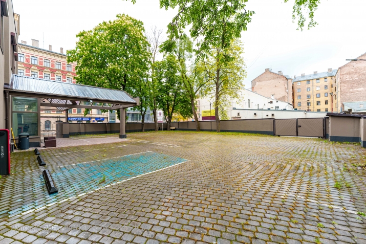 Sludinājumi. Atsevišķa ēka ar privātu teritoriju/ stāvvietām centrā.  Īpašumam ir lielisks potenciāls tikt Cena: 8183 EUR/mēn Foto #5