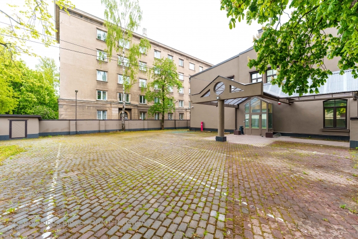 Sludinājumi. Atsevišķa ēka ar privātu teritoriju/ stāvvietām centrā.  Īpašumam ir lielisks potenciāls tikt Cena: 8183 EUR/mēn Foto #6