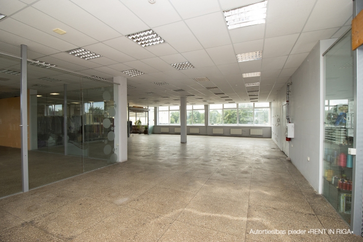 Объявление. T/C \'Liedags\' Slokā, piedāvājam veikala telpas 500 m2 platībā.  Ēkas enkurnomnieks pārtikas veikals Цена: 1551 EUR/мес. Foto #4