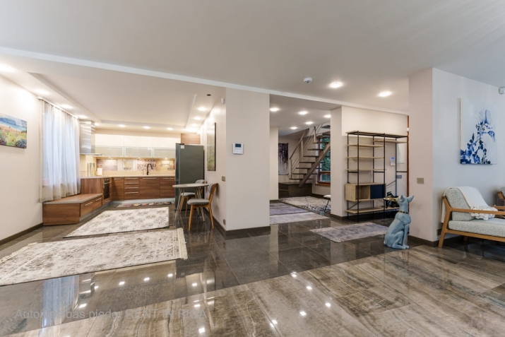 Sludinājumi. Tiek pārdota 3 stāvu māja (dvīnu mājas sekcija), 1 līnijā, Bulduri, Jūrmala. Mājas kopējā platība Cena: 820000 EUR Foto #2