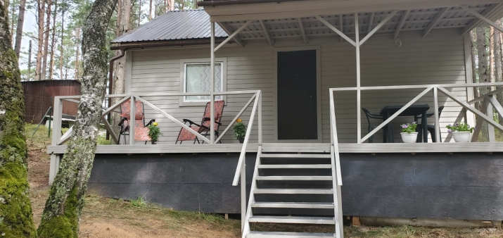 Sludinājumi. Pārdod zemi Lielupes krastā ar divām jaunām mājiņām -  vasarnīcu 50m2 un viesu namiņu 35m2.   Cena: 130000 EUR Foto #2