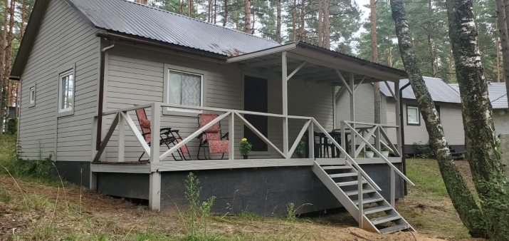 Sludinājumi. Pārdod zemi Lielupes krastā ar divām jaunām mājiņām -  vasarnīcu 50m2 un viesu namiņu 35m2.   Cena: 130000 EUR Foto #1