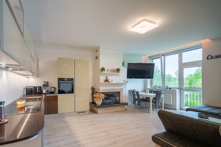 Sludinājumi. Tiek pārdots plašs  4-istabu dzīvoklis ar pārdomātu plānojumu, Juglas mikrorajona zaļākajā daļā, Cena: 221500 EUR Foto #1