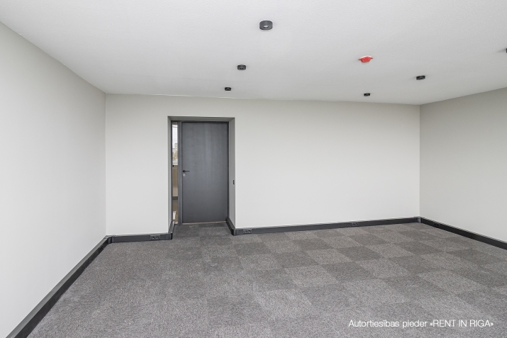 Объявление. Birojs Pļavniekos.  Lifts. WC koplietošanas koridorī. Pilsētas apkure. Autostāvvieta. Цена: 247 EUR/мес. Foto #2