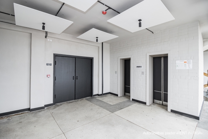 Sludinājumi. Birojs Pļavniekos.  Lifts. WC koplietošanas koridorī. Pilsētas apkure. Autostāvvieta. Cena: 501 EUR/mēn Foto #4