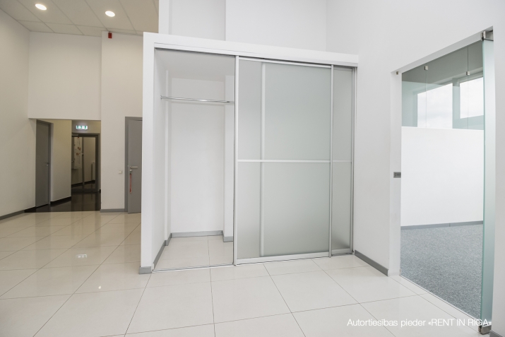 Sludinājumi. Gaišas un plašas biroja telpas.  Plānojums - 2 lielākās darba telpas (67 un 69 m2), 3 mazākas (12 - Cena: 1883 EUR/mēn Foto #6