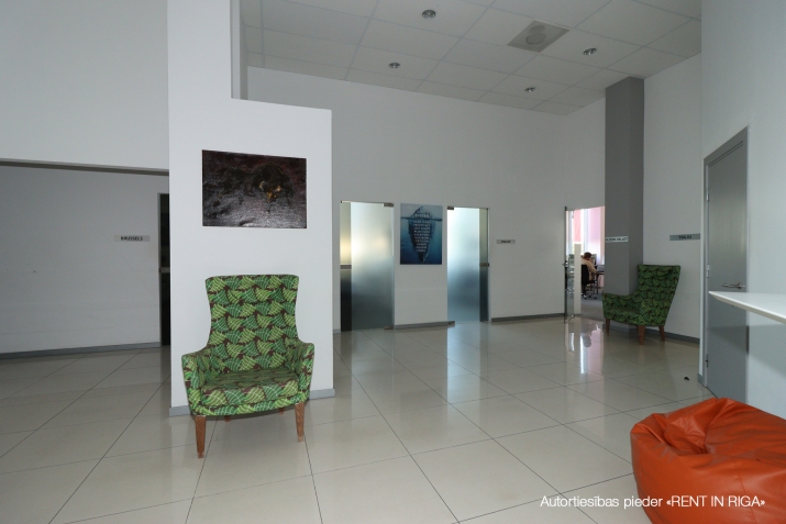 Sludinājumi. Gaišas un plašas biroja telpas.  Plānojums - 2 lielākās darba telpas (67 un 69 m2), 3 mazākas (12 - Cena: 1883 EUR/mēn Foto #4