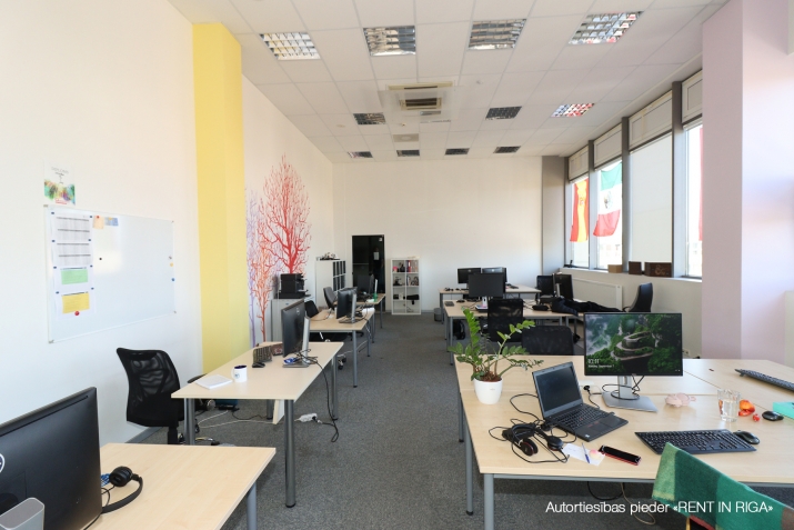 Sludinājumi. Gaišas un plašas biroja telpas.  Plānojums - 2 lielākās darba telpas (67 un 69 m2), 3 mazākas (12 - Cena: 1883 EUR/mēn Foto #2