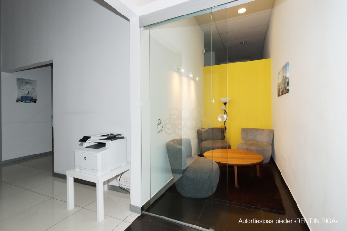 Sludinājumi. Gaišas un plašas biroja telpas.  Plānojums - 2 lielākās darba telpas (67 un 69 m2), 3 mazākas (12 - Cena: 1883 EUR/mēn Foto #3