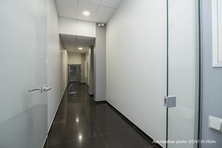 Sludinājumi. Gaišas un plašas biroja telpas.  Plānojums - 2 lielākās darba telpas (67 un 69 m2), 3 mazākas (12 - Cena: 1883 EUR/mēn Foto #9