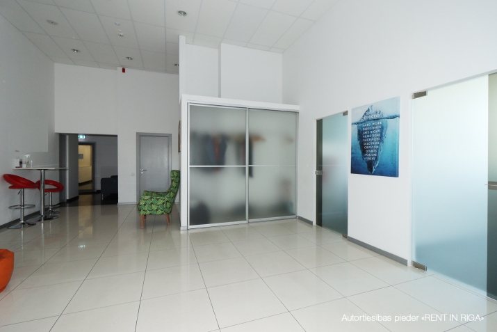 Sludinājumi. Gaišas un plašas biroja telpas.  Plānojums - 2 lielākās darba telpas (67 un 69 m2), 3 mazākas (12 - Cena: 1883 EUR/mēn Foto #5