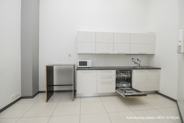 Sludinājumi. Gaišas un plašas biroja telpas.  Plānojums - 2 lielākās darba telpas (67 un 69 m2), 3 mazākas (12 - Cena: 1883 EUR/mēn Foto #8