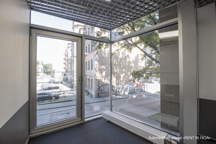 Sludinājumi. Birojs ar pilnu apdari, kura plānojums pielāgojams nomnieka vajadzībām, slēdzot nomas līgumu ne Cena: 1089 EUR/mēn Foto #3