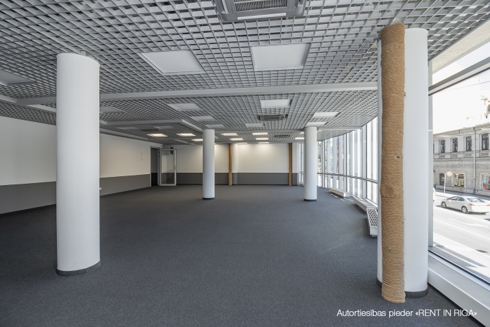 Объявление. Nomai tiek piedāvāts 197.6 m2 atvērta plānojuma birojs (t.sk. 42.5 m2 koplietošanas telpas) ar Цена: 1680 EUR/мес. Foto #3