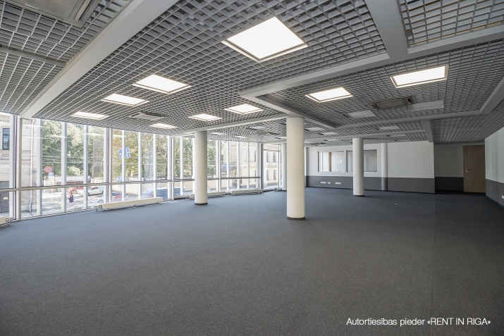 Объявление. Nomai tiek piedāvāts 197.6 m2 atvērta plānojuma birojs (t.sk. 42.5 m2 koplietošanas telpas) ar Цена: 1680 EUR/мес. Foto #2