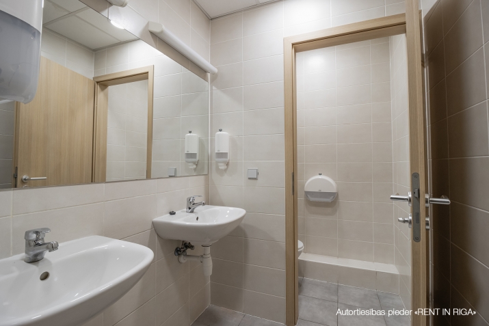 Объявление. Nomai tiek piedāvāts 197.6 m2 atvērta plānojuma birojs (t.sk. 42.5 m2 koplietošanas telpas) ar Цена: 1680 EUR/мес. Foto #9