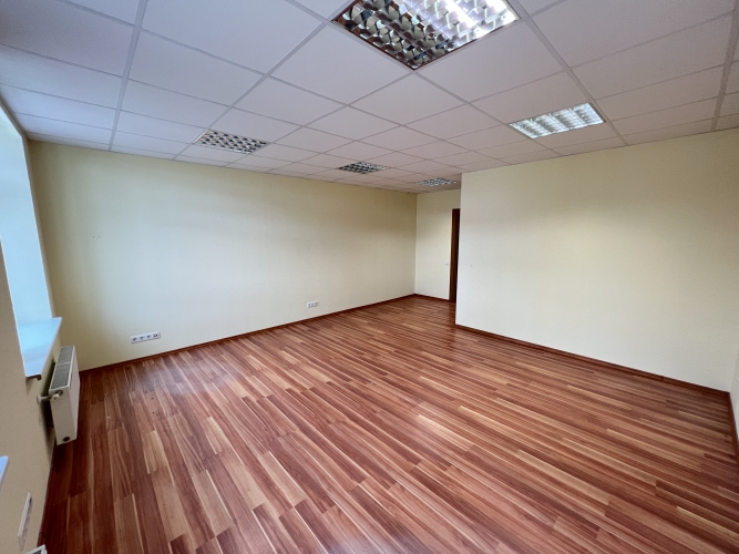 Sludinājumi. Piedāvājumā biroja telpas Brasā, Starta iela 1.  + Kopējā platība 27 m2;  + 2. stāvs; + Ap ēku Cena: 108 EUR/mēn Foto #3