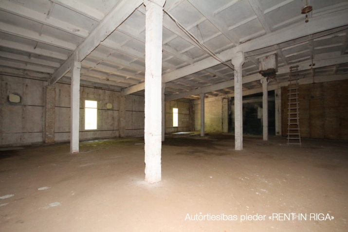 Объявление. Sausas, neapkurināmas noliktavas ar rampām.  Iežogota, asfaltēta teritorija, kopējā platība 3400 Цена: 6800 EUR/мес. Foto #8