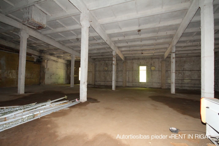 Объявление. Sausas, neapkurināmas noliktavas ar rampām.  Iežogota, asfaltēta teritorija, kopējā platība 3400 Цена: 6800 EUR/мес. Foto #9