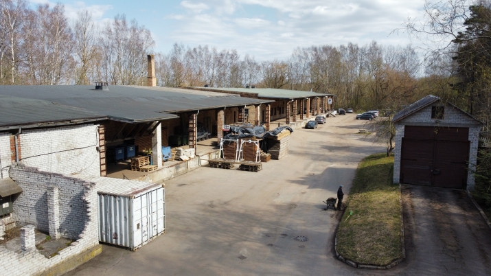 Объявление. Sausas, neapkurināmas noliktavas ar rampām.  Iežogota, asfaltēta teritorija, kopējā platība 3400 Цена: 6800 EUR/мес. Foto #2