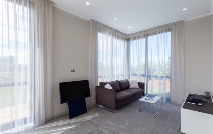 Sludinājumi. Tiek izīrēta moderna, aprīkota privātmāja Piņķos, kluba tipa ciematā Saliena. Ciemats ar vairākiem Cena: 3600 EUR/mēn Foto #9