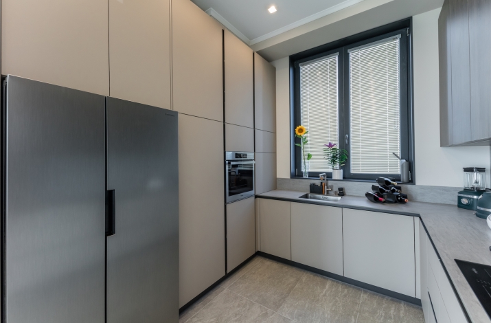 Sludinājumi. Tiek izīrēta moderna, aprīkota privātmāja Piņķos, kluba tipa ciematā Saliena. Ciemats ar vairākiem Cena: 3600 EUR/mēn Foto #3