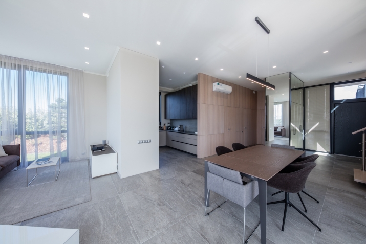 Sludinājumi. Tiek izīrēta moderna, aprīkota privātmāja Piņķos, kluba tipa ciematā Saliena. Ciemats ar vairākiem Cena: 3600 EUR/mēn Foto #6