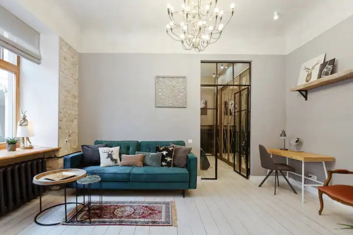 Объявление. Квартира находится в центре Риги, всего в 15 мин. пешком до Старого города Риги. Место находится Цена: 700 EUR/мес. Foto #1