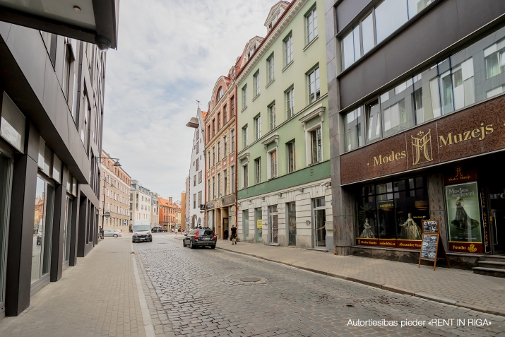 Sludinājumi. Tiek izīrēts 4-istabu dzīvoklis Vecrīgā, preti  Hilton viesnīcai. Atsevišķa virtuve, divas lielas Cena: 1700 EUR/mēn Foto #1